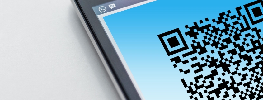 Free High-resolution close-up of a smartphone displaying a QR code on its screen. Stock Photo